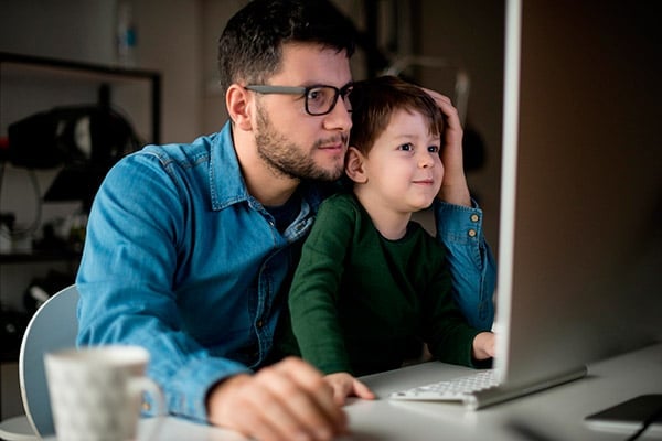 мальчик с папой у компьютера читают про стоматит