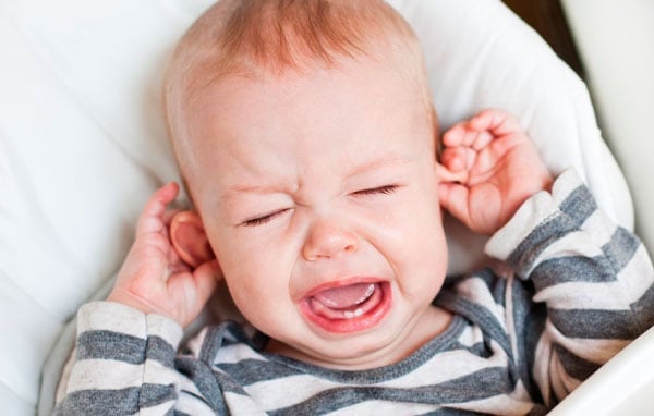 изображение плачущего ребёнка с больным горлом
